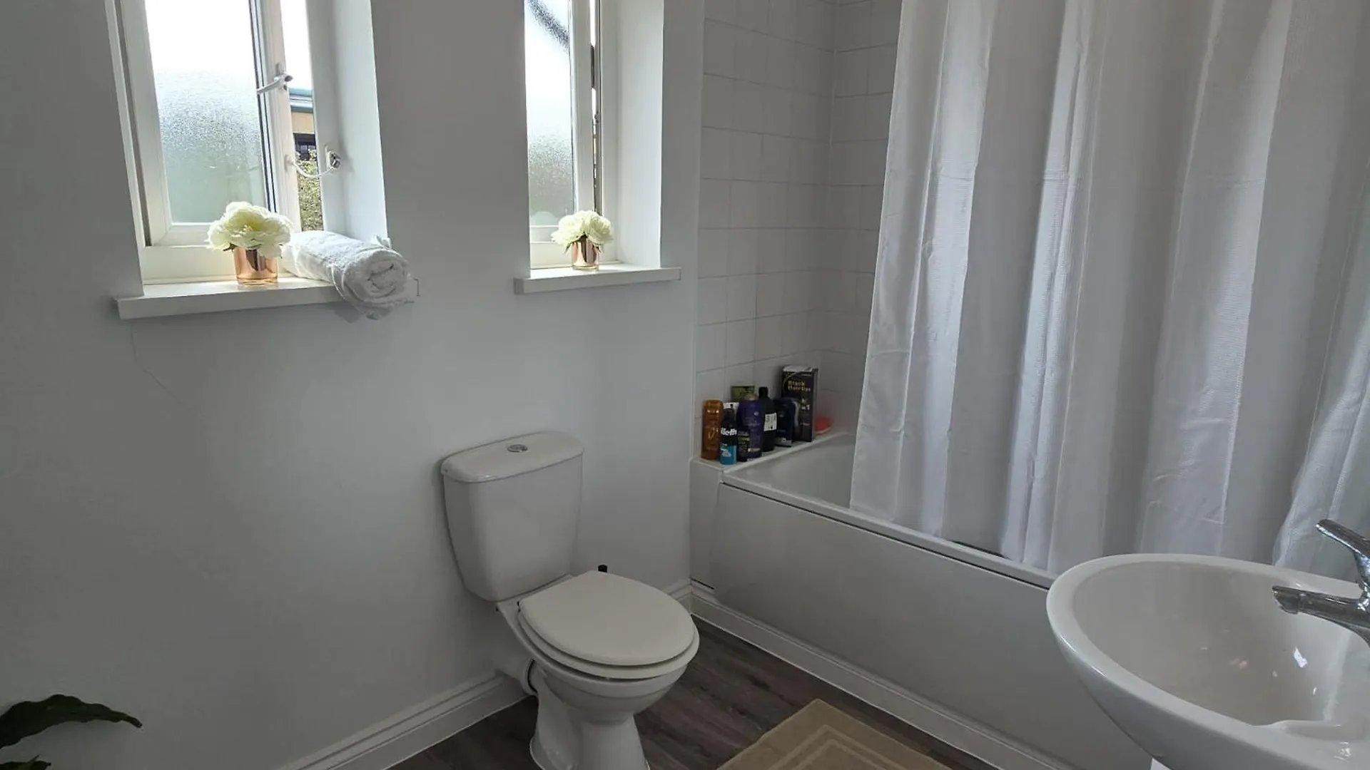 Heathrow, Hounslow, Beautiful Modern Home Cranford Гостевой дом