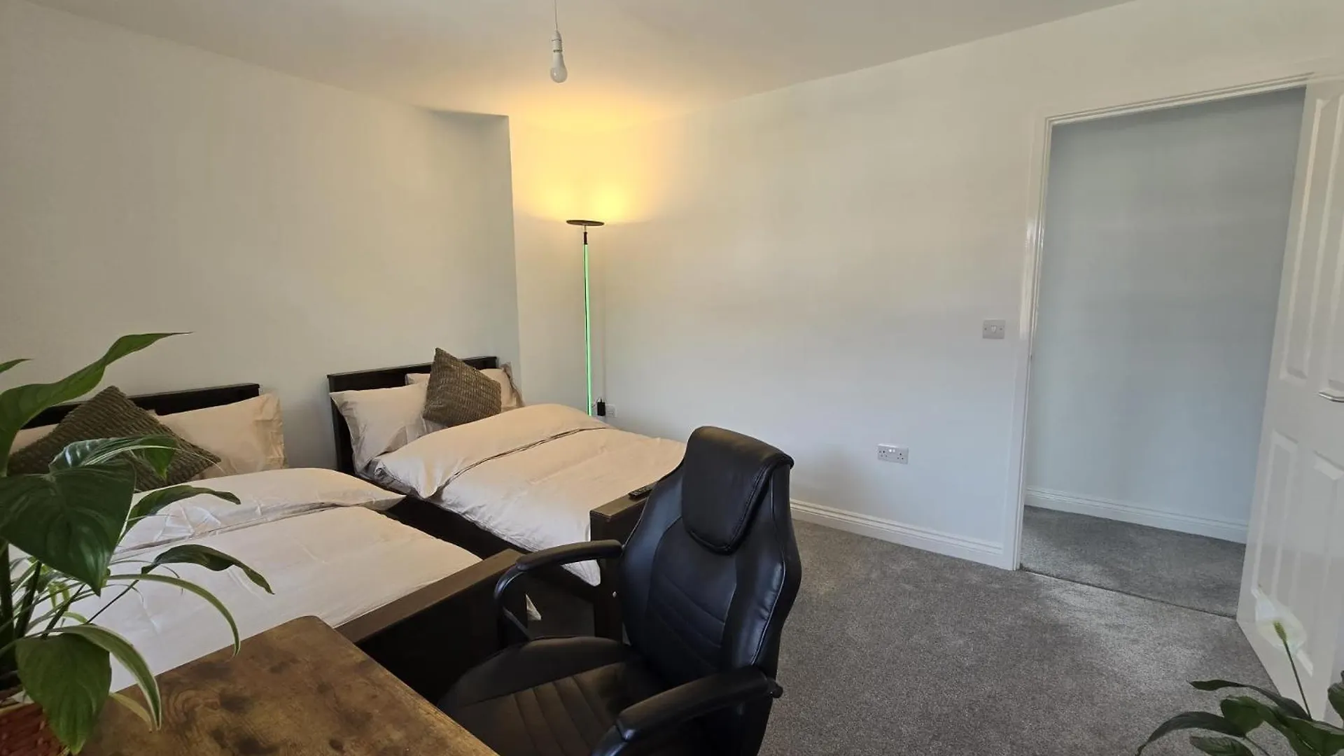Guest house Heathrow, Hounslow, Beautiful Modern Home Cranford